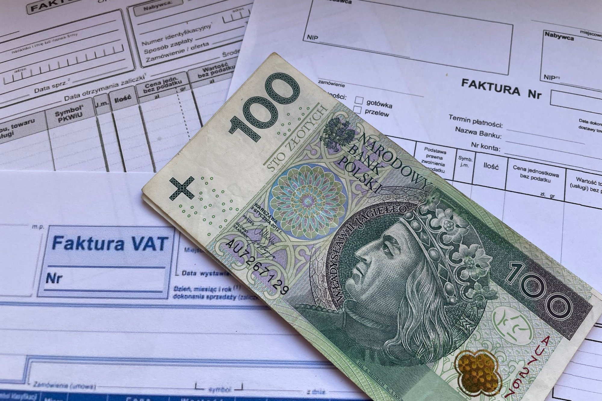 Banknot 100 złotych na polskich fakturach VAT